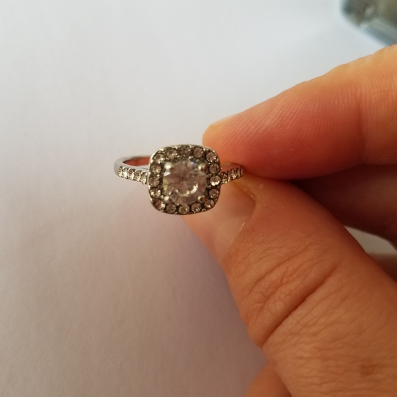 Beautiful white Crystal Zircon engagement ring! - Picture 6 of 7